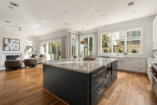 2715 Robinhood Street, West University Place, TX 77005