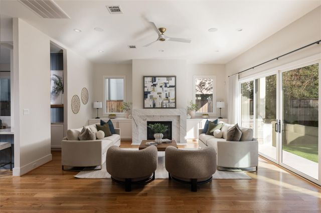 2715 Robinhood Street, West University Place, TX 77005