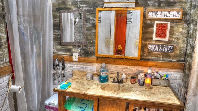 704 Alex Auld, Leakey, TX 78873