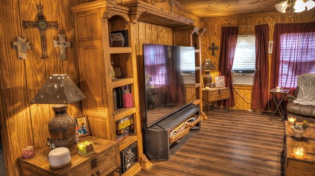 704 Alex Auld, Leakey, TX 78873