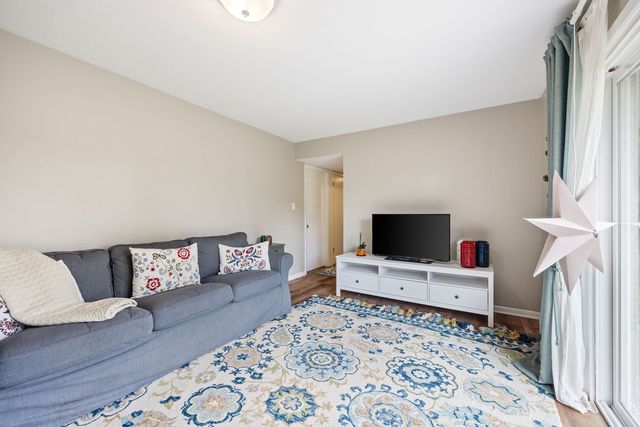 910 LONSDALE Road, Elk Grove Village, IL 60007