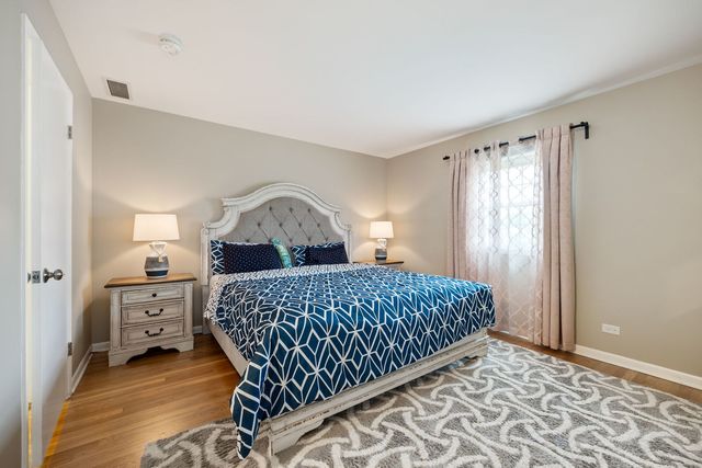 910 LONSDALE Road, Elk Grove Village, IL 60007