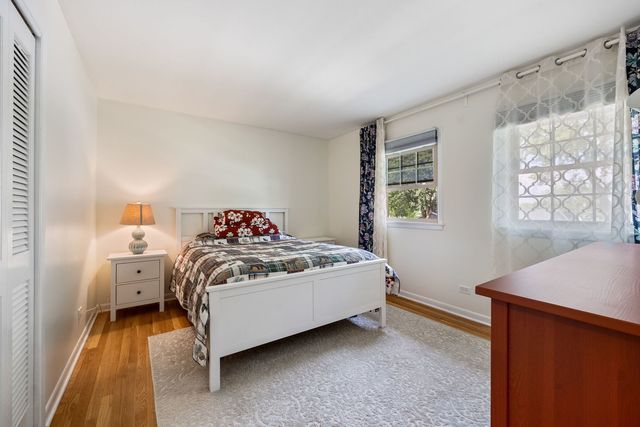 910 LONSDALE Road, Elk Grove Village, IL 60007
