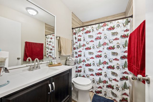 910 LONSDALE Road, Elk Grove Village, IL 60007