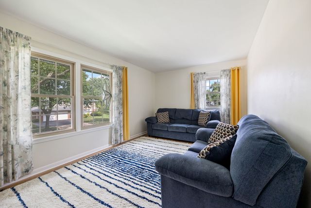 910 LONSDALE Road, Elk Grove Village, IL 60007