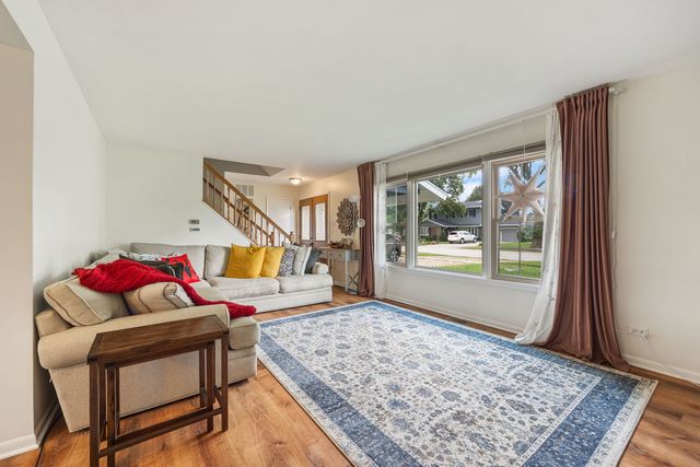 910 LONSDALE Road, Elk Grove Village, IL 60007