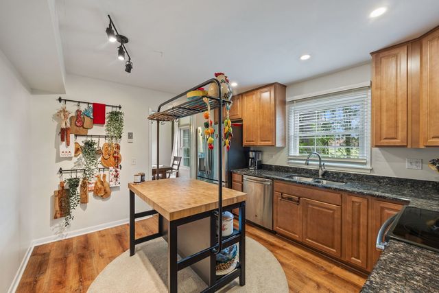 910 LONSDALE Road, Elk Grove Village, IL 60007
