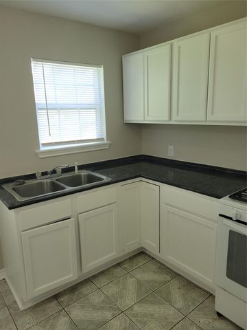 1202 4th Avenue N, Texas City, TX 77590