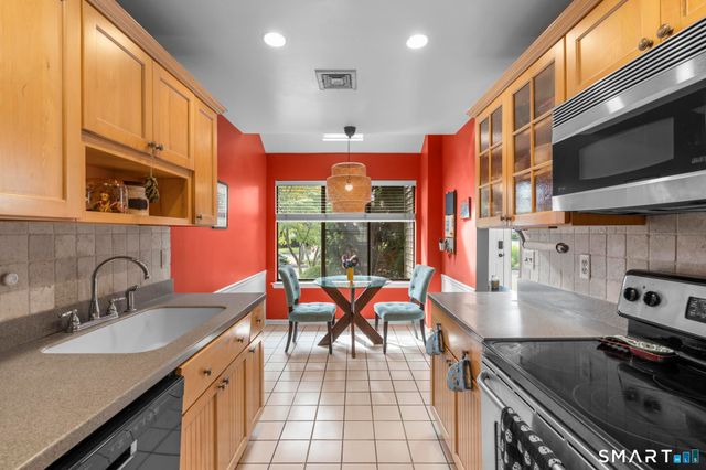27 Lindstrom Road 7C, Stamford, CT 06902