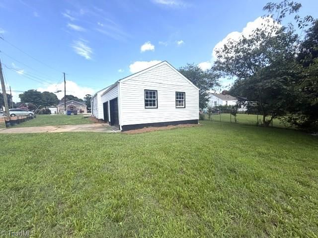 1048 E Clemmonsville Road, Winston-salem, NC 27127