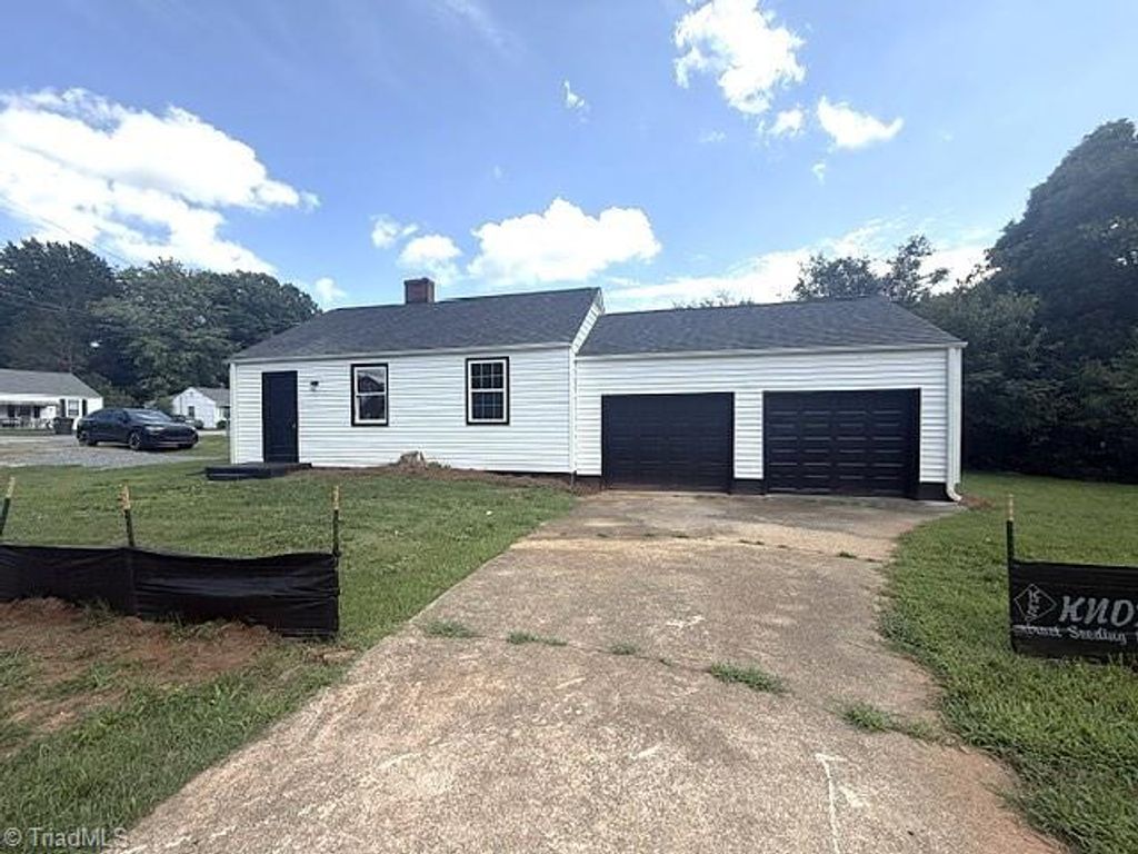 1048 E Clemmonsville Road, Winston-salem, NC 27127