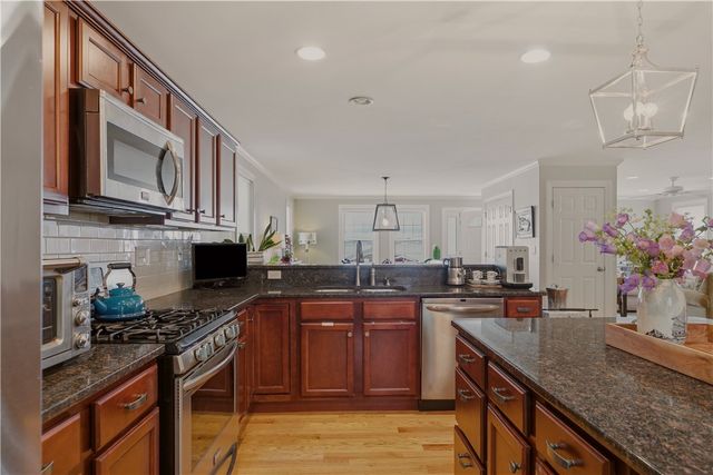 11 King Philip Avenue, Bristol, RI 02809