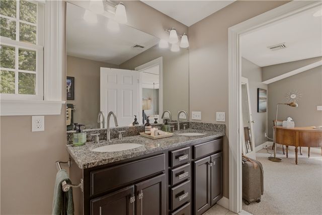 11 King Philip Avenue, Bristol, RI 02809