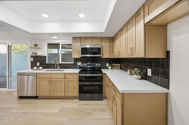 2416 W CARIBBEAN Lane 2, Phoenix, AZ 85023