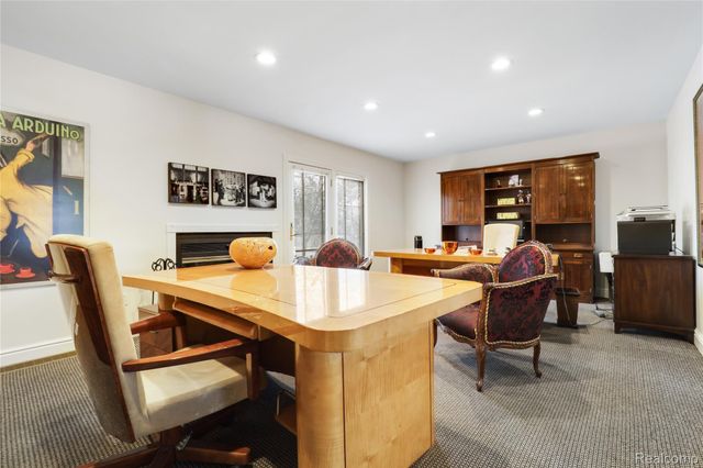 2052 S Dye Road, Flint, MI 48532