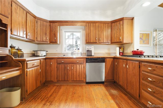 2052 S Dye Road, Flint, MI 48532