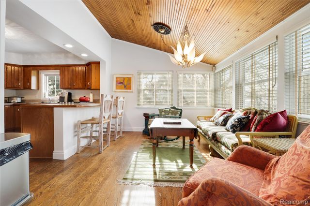 2052 S Dye Road, Flint, MI 48532