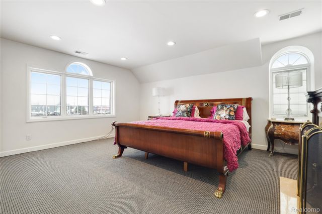 2052 S Dye Road, Flint, MI 48532