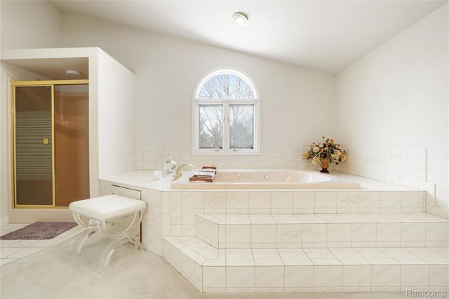 2052 S Dye Road, Flint, MI 48532