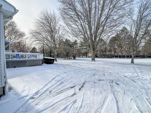 2052 S Dye Road, Flint, MI 48532