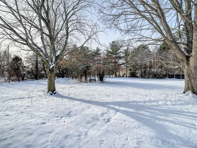 2052 S Dye Road, Flint, MI 48532