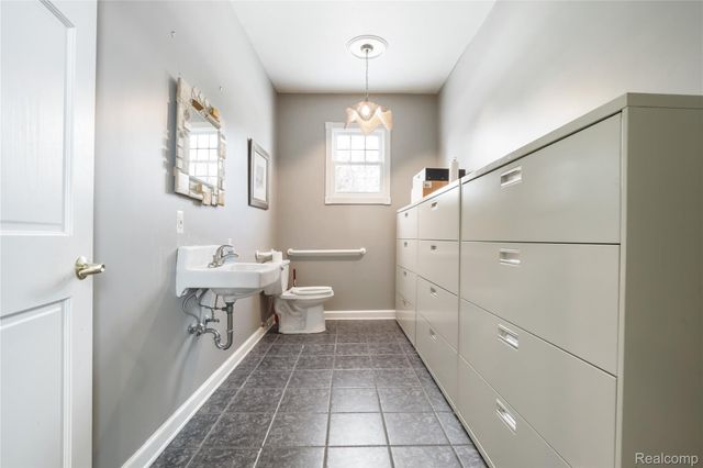 2052 S Dye Road, Flint, MI 48532