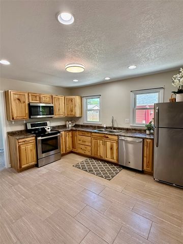 1820 E 25th Street, Des Moines, IA 50317