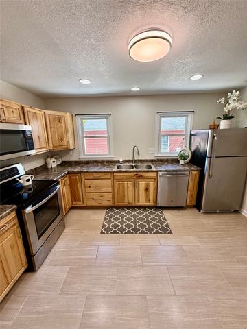 1820 E 25th Street, Des Moines, IA 50317