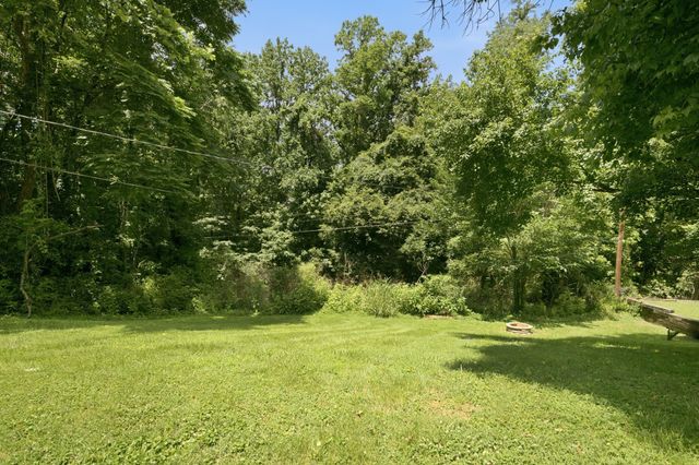 1151 Chestnut Dr, Burns, TN 37029