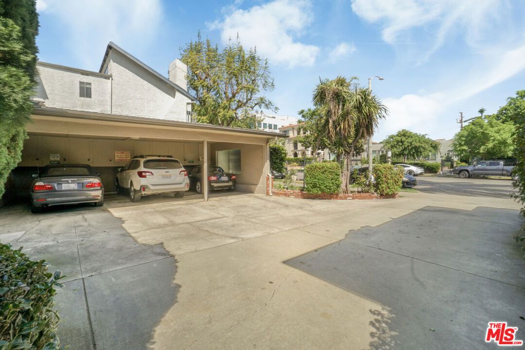 Image 4 of property listing at 1224 9th Street, Santa Monica, CA 90401