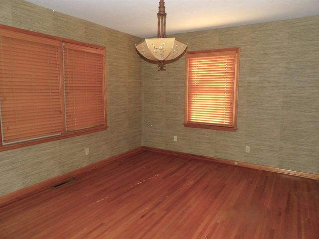 3160 N SAINT CLAIR ST, Wichita, KS 67204