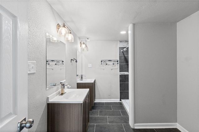 703 W 28th Street N, Independence, MO 64050