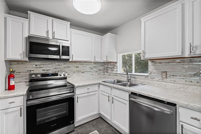 703 W 28th Street N, Independence, MO 64050