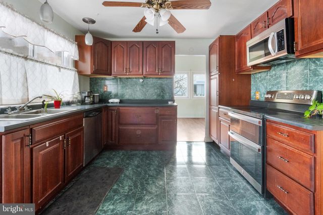 31 PERSHING LN, Sicklerville, NJ 08081