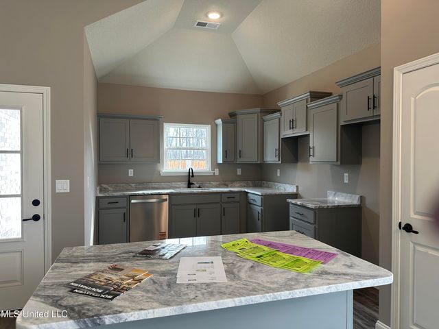 266 Country Garden Drive, Southaven, MS 38671