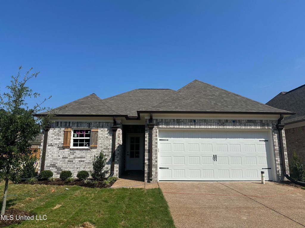 266 Country Garden Drive, Southaven, MS 38671