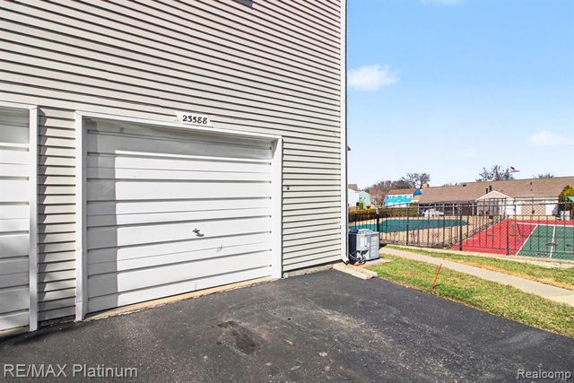 23588 N Rockledge, Novi, MI 48375