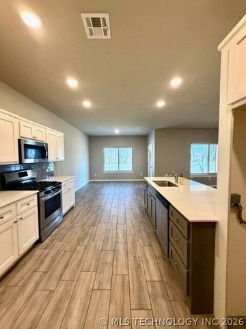 780 E 139th Place, Glenpool, OK 74033