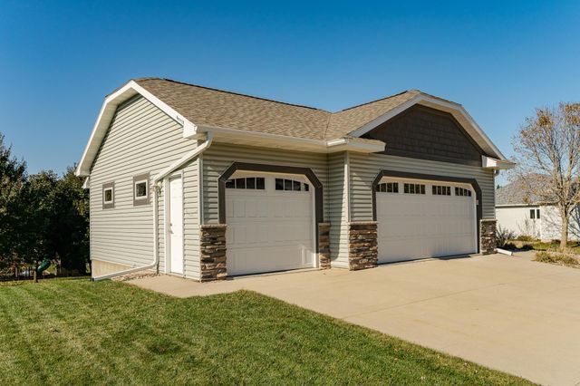 2743 Pinewood Ridge Drive SE, Rochester, MN 55904