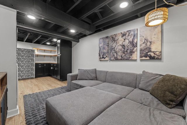 2005 E Beverly ROAD, Shorewood, WI 53211