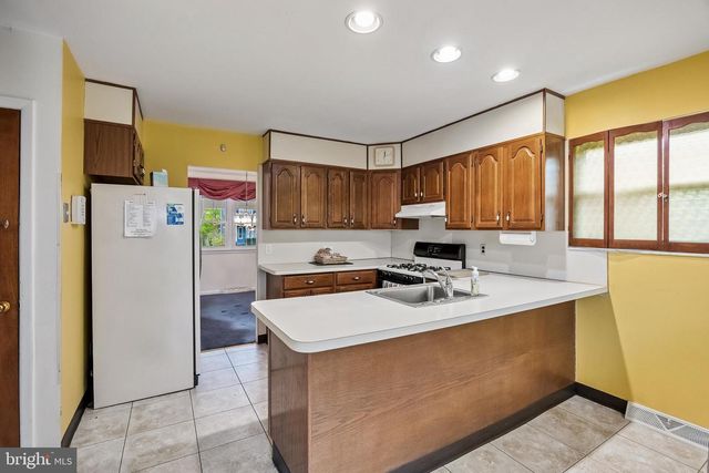 820 JAMESTOWN RD, Blackwood, NJ 08012