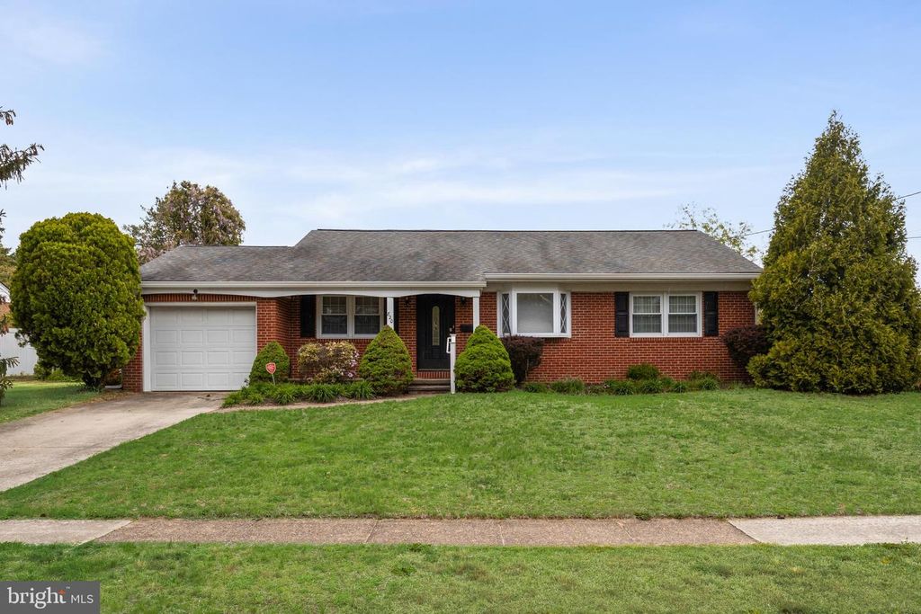 820 JAMESTOWN RD, Blackwood, NJ 08012