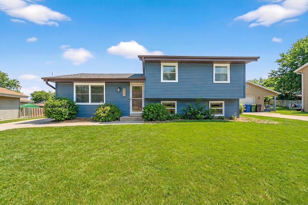 8620 Riverton ROAD, Oak Creek, WI 53154