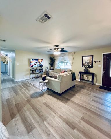 307 E 5th Street, Kaufman, TX 75142