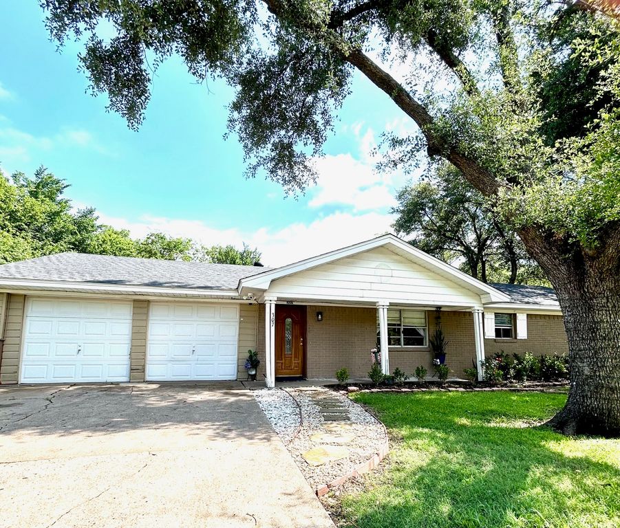 307 E 5th Street, Kaufman, TX 75142