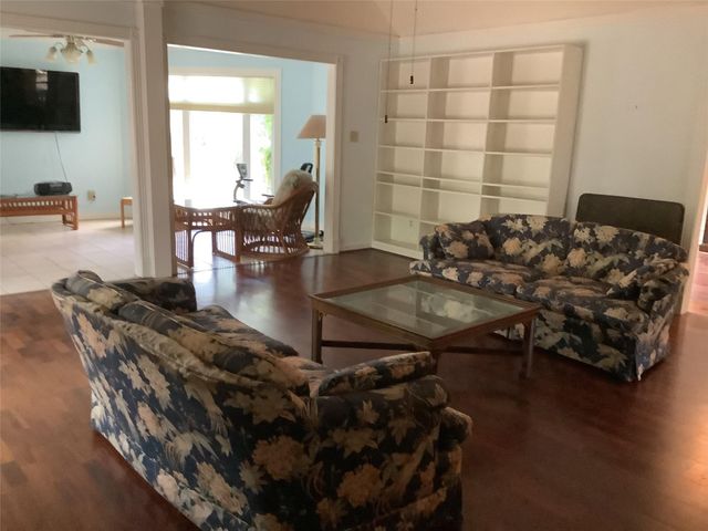25 Shady Grove LN, Wimberley, TX 78676