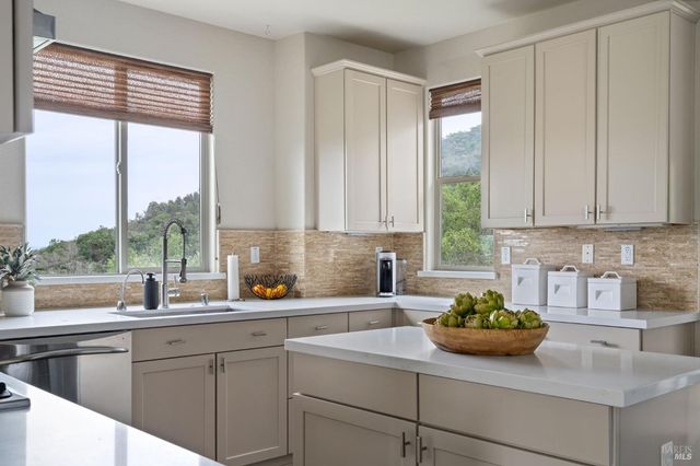 11 Edgehill Way, San Rafael, CA 94903