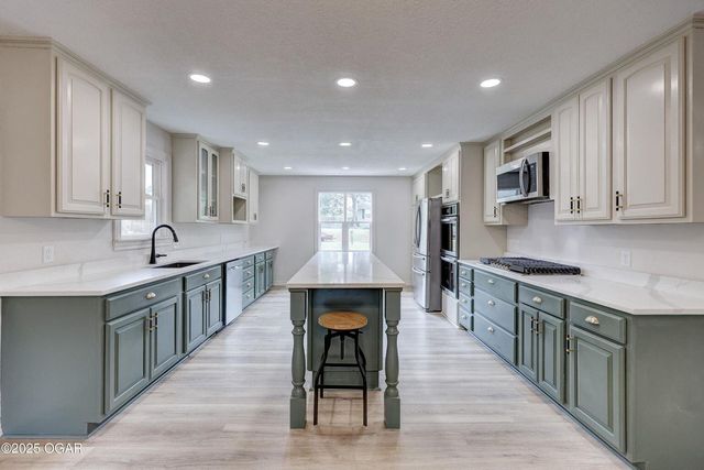 915 W Kensington Road, Joplin, MO 64801