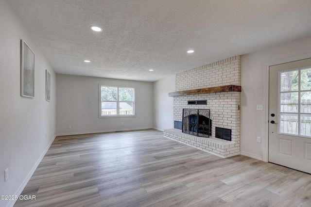 915 W Kensington Road, Joplin, MO 64801