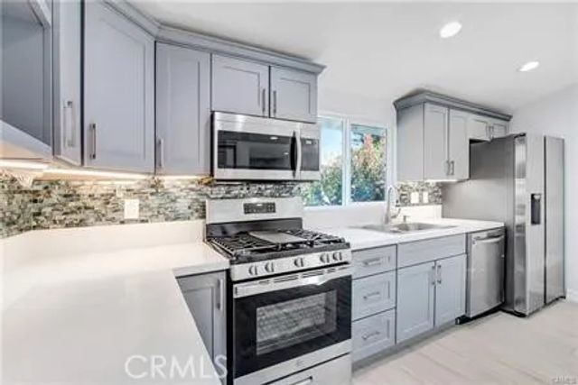 9661 Hayvenhurst, Northridge, CA 91343